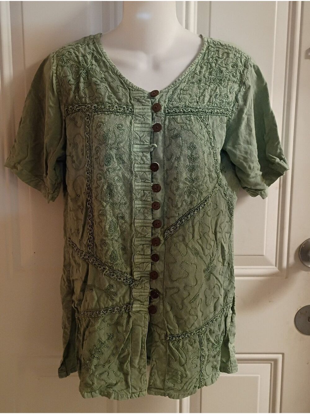 🌻 Raviya Vintage Sage Green Embroidered Button-Front Top